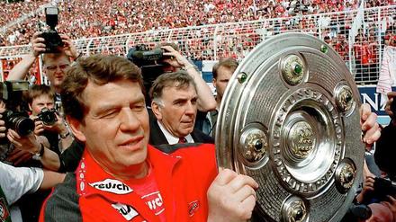 Ein Trainer für die besonderen Erfolge. 1998 gewann Otto Rehhagel mit dem 1. FC Kaiserslautern die deutsche Meisterschaft. Es war das einzige Mal in der Geschichte der Bundesliga, dass ein Aufsteiger den Titel holte. 2004 gelang Rehhagel die nächste Überraschung, als er mit Griechenland Europameister wurde. Bis dahin hatten die Griechen bei einem großen Turnier noch kein einziges Spiel gewonnen.
