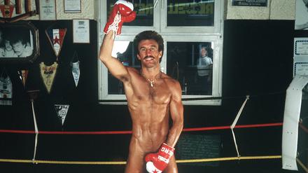 Nackte Tatsachen. Am 30. November 1982 zieht René Weller ein paar Boxhandschuhe über, mehr nicht.