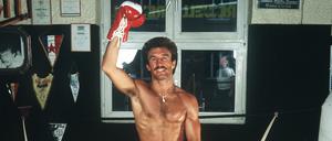 Nackte Tatsachen. Am 30. November 1982 zieht René Weller ein paar Boxhandschuhe über, mehr nicht.