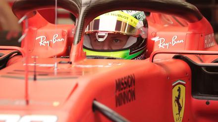 dpatopbilder - 02.04.2019, Bahrain: Mick Schumacher bereitet sich auf seinen ersten F1-Test für Ferrari auf dem Bahrain International Circuit in Sakhir vor. Mick Schumacher ist seinem Vater Michael näher gekommen, indem er in einem offiziellen Test einen Ferrari Formel-1-Wagen fuhr. Schumachers Vater gewann sieben F1-Titel, fünf davon mit Ferrari und hält mit 91 den Rekord für Rennsiege. Foto: Hassan Ammar/AP/dpa +++ dpa-Bildfunk +++