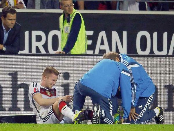 Wermutstropfen in der Schlussphase. Marco Reus verletzt sich gegen Schottland am linken Knöchel und muss ausgewechselt werden.