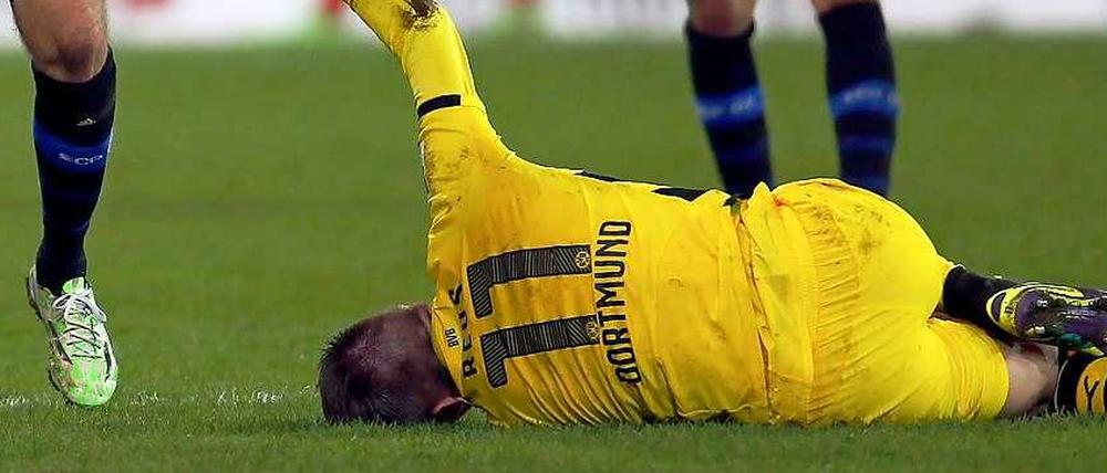Schon wieder verletzt? Dortmunds Marco Reus musste vom Platz getragen und ausgewechselt werden. 