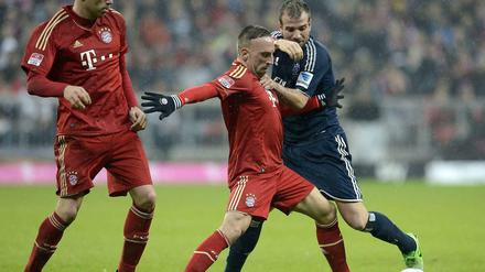 In Abwehrstellung. Bayerns Franck Ribery (M.) gegen Hamburgs Rafael van der Vaart (r.). Javi Martinez kann gegen Juventus nicht helfen, der Spanier fehlt gesperrt.