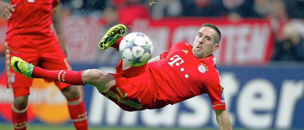 Franck Ribéry liegt geschmeidig in der Luft und trifft auch noch doppelt gegen Villarreal.