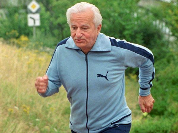 Der Läufer: Zum Sportabzeichen, das Richard von Weizsäcker zehnmal machte, gehört natürlich auch das Laufen. In dieser Disziplin erzielte Weizsäcker auch seinen größten sportlichen Erfolg, wie er selbstironisch erzählt: "Über die kantonale Berner Schulmeisterschaft im 800-m-Lauf hinaus habe ich es nie gebracht."