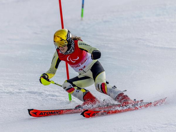 Skifahrerin Anna-Maria Rieder schlängelt sich im Slalom auf Platz drei.