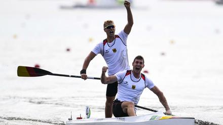 Sebastian Brendel (vorne) und Jan Vandrey bejubeln ihren Olympiasieg.