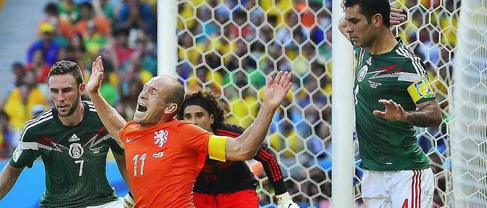 Schmerzensmann im Strafraum: Arjen Robben hat mit seiner theatralischen Einlage beim Achtelfinale Niederlande - Mexiko die Debatte um Schwalben und deren Ahndung erneut angeheizt.