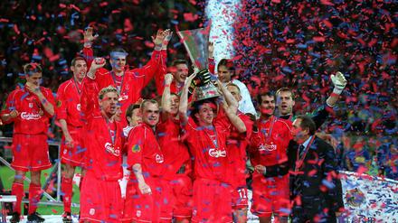 Das Warten hat ein Ende. Der FC Liverpool feiert 2001 im Dortmunder Westfalenstadion den ersten internationalen Titel seit 17 Jahren.