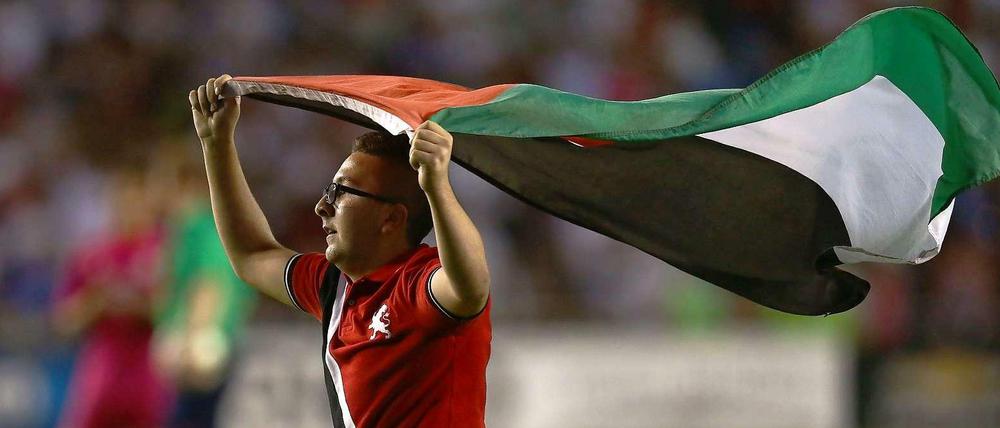 Eine Gruppe Zuschauer mit einer Palästina-Flagge hat beim Freundschaftsspiel zwischen dem AS Rom und Real Madrid den Platz gestürmt. 