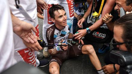 Erschöpft und glücklich: Romain Bardet nach seinem Sieg auf der 12. Etappe.