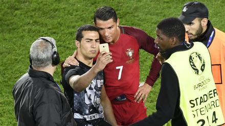 Eine Selfie mit Weltfußballer Ronaldo. Davon wird dieser Fan noch in 20 Jahren schwärmen. 