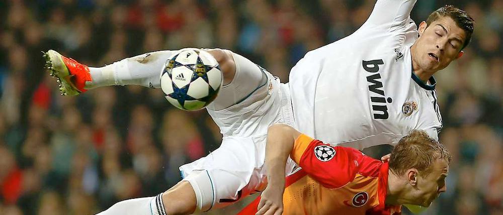 Obenauf. Real Madrid mit Torschütze Ronaldo ließ gegen Galatasaray Istanbul (im Bild Semih Kaya) nichts anbrennen.