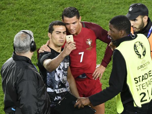 Eine Selfie mit Ronaldo. Davon wird dieser Fan noch in 20 Jahren schwärmen. 