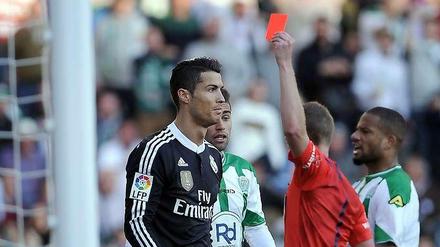 Weltfußballer Cristiano Ronaldo fliegt mit Rot vom Platz.