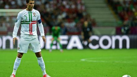 Mach' die Beine breit: Cristiano Ronaldo nimmt Anlauf zum Freistoß.