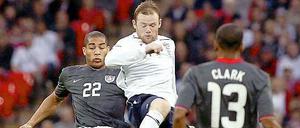 Vor knapp zwei Jahren schlug England die USA in einem Testspiel im Wembley-Stadion mit 2:0. Im Bild versucht sich Wayne Rooney gegen Oguchi Onyewu (l.) durchzusetzen.