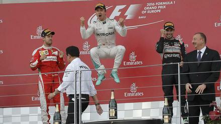 Hoch, höher, ganz oben. Nico Rosberg bejubelt seinen Sieg in Baku.