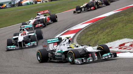 Nico Rosberg (vorn) holt den Sieg im Mercedes.