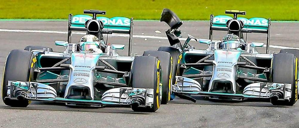 Nico Rosberg fährt seinem teaminternen Konkurrenten Lewis Hamilton in den Wagen.