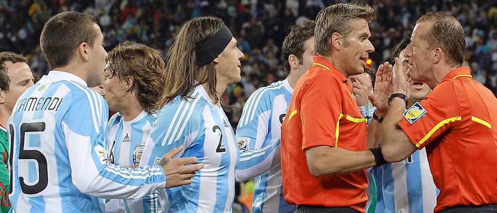 Die Argentinier bekommen es mit der Angst zu tun. Zählt das Tor zum 1:0 womöglich doch nicht?