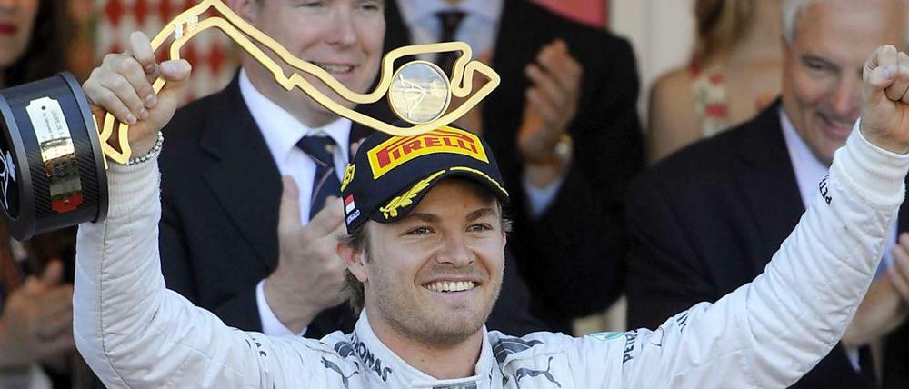 Nico Rosberg mit der Siegertrophäe.