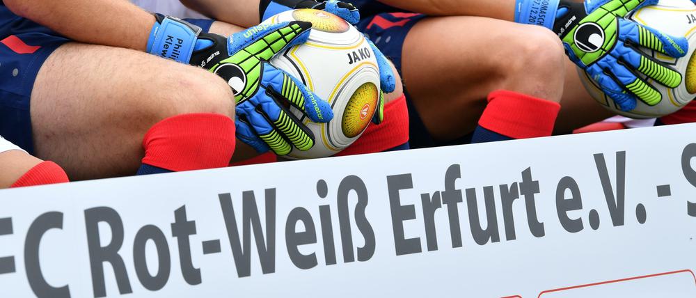 Am Rande der Bande: Für Rot-Weiß Erfurt geht es in der Regionalliga nicht weiter.