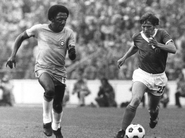 Fast vergessen: Bei der WM 1974 unterliegt die DDR nur knapp gegen Brasilien. Hier der ballführende DDR-Linksaußen Martin Hoffmann (r) und Mittelfeldspieler Paulo Cesar.