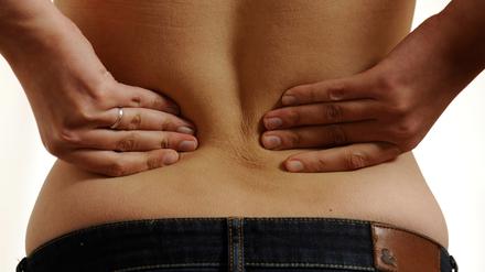 Rückenschmerzen sind eine Volkskrankheit - gegen die es Heilmittel gibt, die in der Bewegung liegen können.