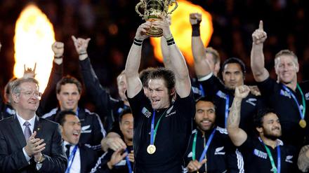 Neuseelands Kapitän Richie McCaw stemmt den Weltmeister-Pokal in die Luft. Nach 24 Jahren haben die "All-Blacks" zum zweiten Mal in ihrer Geschichte die Weltmeisterschaft gewonnen.
