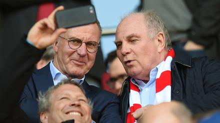 Die größten Fans des FC Bayern. Heinz Rummenigge (l.) und Präsident Uli Hoeneß von München sitzen auf der Tribüne. 