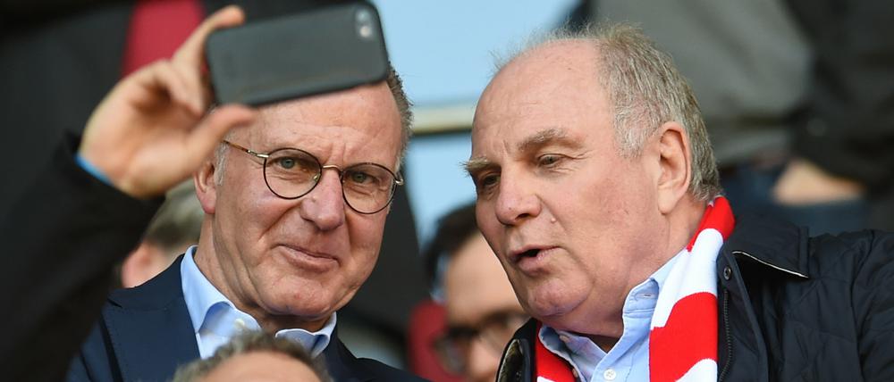 Die größten Fans des FC Bayern. Heinz Rummenigge (l.) und Präsident Uli Hoeneß von München sitzen auf der Tribüne. 