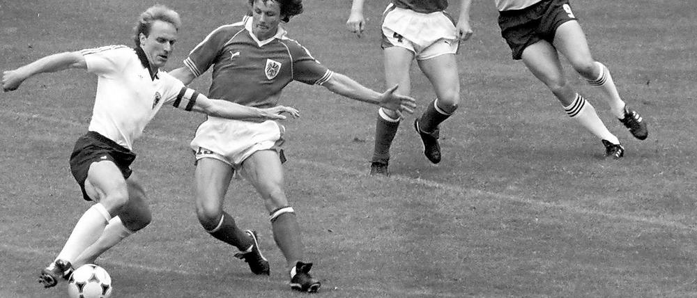 Am Ball nicht zu stoppen. Karl-Heinz Rummenigge 1982 im Länderspiel gegen Österreich.