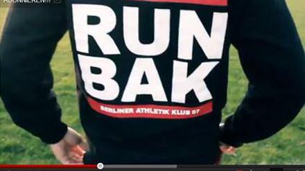 Die T-Shirts und Kapuzenpullover mit dem ebenfalls den Rap-Pionierenaus USA nachempfunden „RUN-BAK“-Logo sind seitdem im Umlauf.