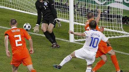 Im Viertelfinale schaltet Russland das favorisierte Holland aus. Andrej Arschawin spielt sich zum Superstar auf.