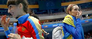 Walk on by: Die Russin Koneva freut sich über ihre Goldmedaille im Dreisprung, daneben die ukrainische Silbermedaillengewinnerin Saladukha.