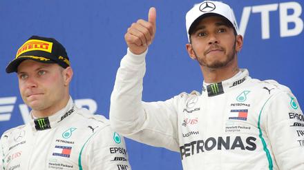 Daumen hoch. Sieger Lewis Hamilton (r.) gewinnt in Sotschi vor allem dank Valtteri Bottas' Unterstützung.