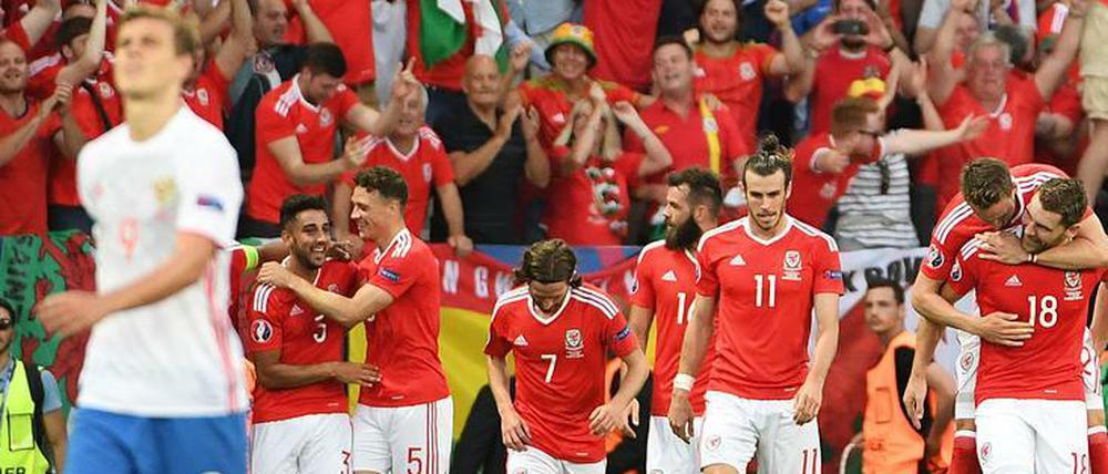 Jubel in Rot. Für Wales geht das EM-Turnier weiter.