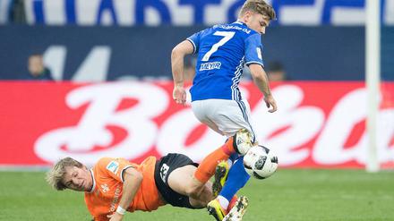 Schalkes Max Meyer arbeitet sich an Florian Jungwirth vorbei.