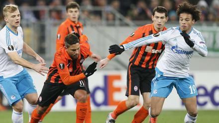 Schalkes Leroy Sané müht sich gegen Donezk, das Ergebnis ist am Ende okay.