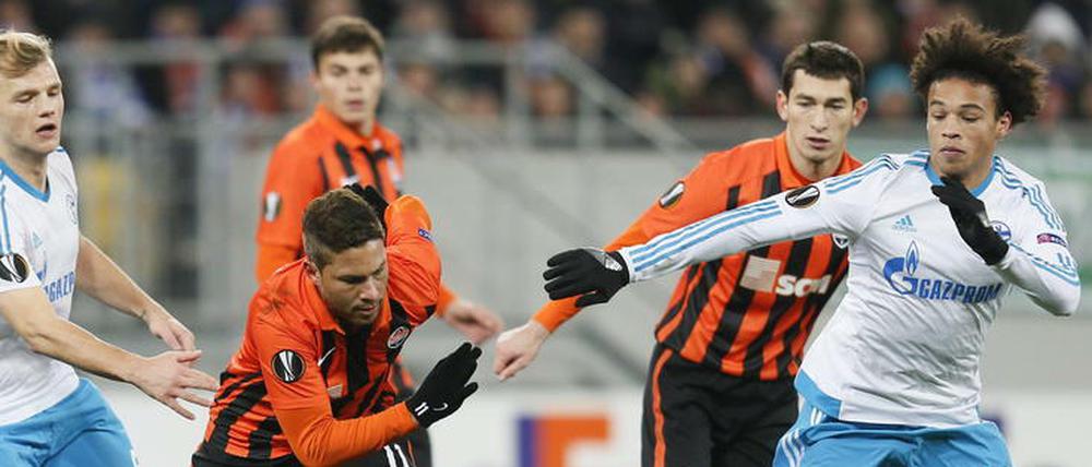 Schalkes Leroy Sané müht sich gegen Donezk, das Ergebnis ist am Ende okay.