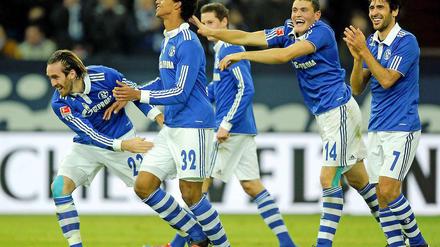 Die Schalker Christian Fuchs (l.) Raul (r.) und Kyriakos Papadopoulos (2.v.r.) feiern Joel Matips (2.v.l.) Hacken-Tor zur 2:0-Führung.