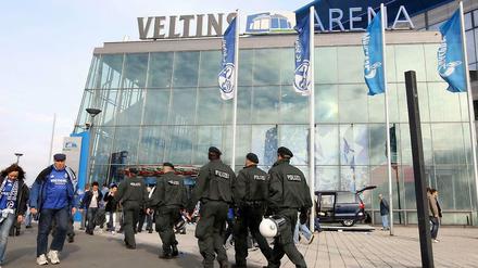 Polizisten auf dem Weg ins Stadion von Schalke 04.