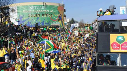 Schon zwei Tage vor dem Eröffnungsspiel feierten südafrikanische Fans im Johannesburger Vorort Sandton.