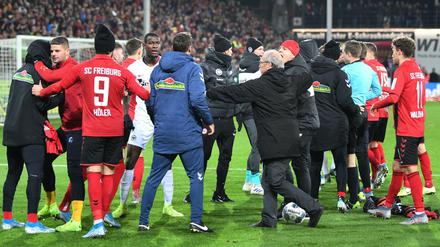 Rudelbildung: Zwischen dem SC Freiburg und Eintracht Frankfurt gab es am Ende der Partie mächtig Stress.