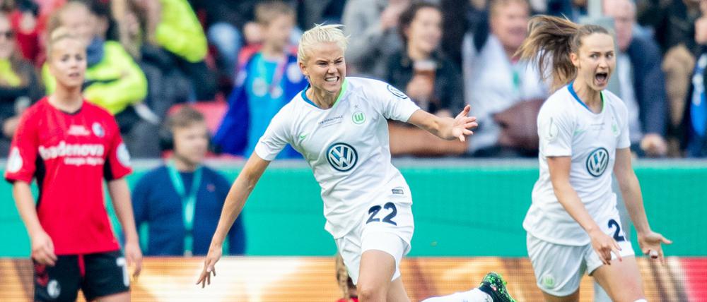Strahlend weiß. Die Wolfsburgerinnen Pernille Harder (M.) und Caroline Graham Hansen (r.) jubeln nach dem Treffer zum 1:0.