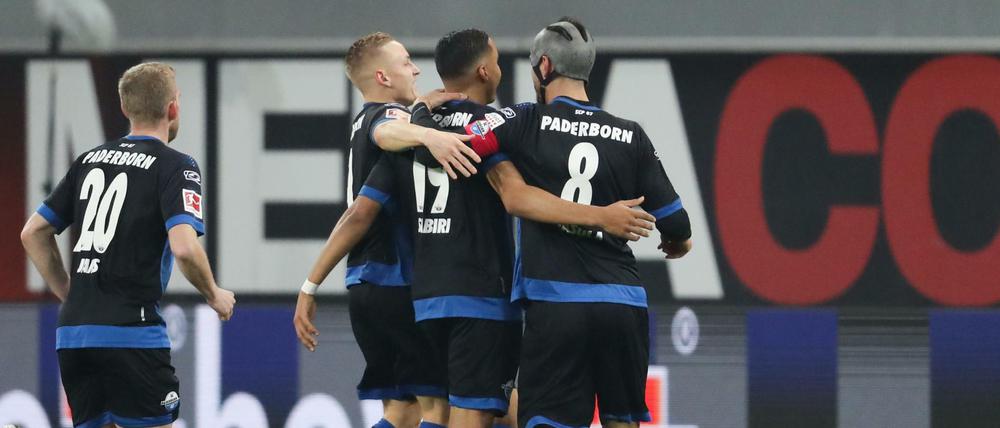 Läuft! Paderborns Torschütze Abdelhamid Sabiri (2.v.r.) feiert seinen Treffer zum 1:0 mit Laurent Jans (l-r), Kai Pröger und Klaus Gjasula. 