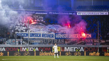 Im Gästeblock brannte am Freitagabend beim Spiel Paderborn gegen Rostock nicht nur Pyrotechnik.