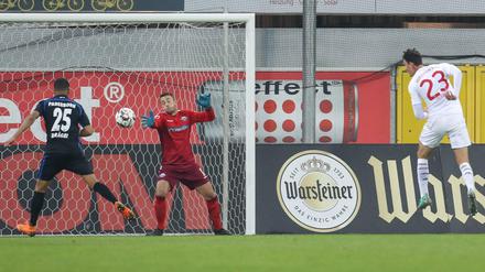 Drin das Ding. Paderborns Torwart Leopold Zingerle und Mohamed Dräger (l.) können das Kieler Tor zum 3:3 durch Janni Luca Serra nicht verhindern.