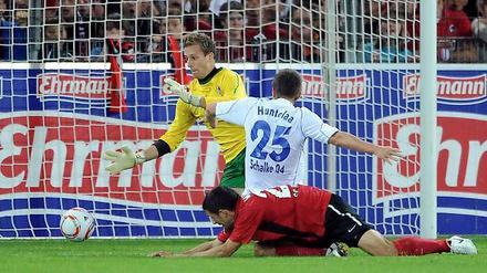 Tore sind die beste Medizin: Klaas-Jan Huntelaar trifft in der 87. Minute zum 2:1-Endstand gegen Freiburg.